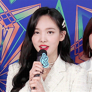 190105 골든디스크 백스테이지 인터뷰 나연 움짤  - 3p