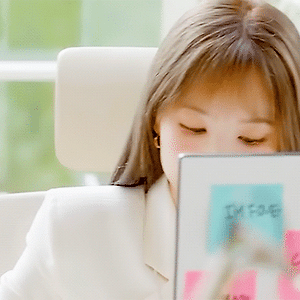 TWICE JAPAN SEASON’S GREETINGS 2023 “SECRET LIFE @OFFICE” Making Film 나연 움짤 - 1p