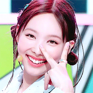 220826 뮤직뱅크 Talk that Talk 나연 움짤 - 3p