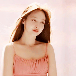 220801 LUX CM 메이킹 영상 나연 움짤 - 1p