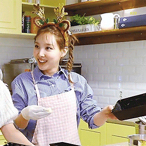 221220 TWICE TV "Peach Sisters' Banana Bread Making" 나연 움짤 - 9p