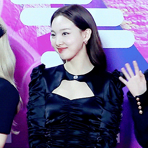 200130 서울가요대상 레드카펫 나연 움짤 - 1p