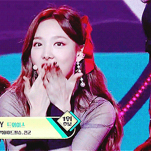 171110 뮤직뱅크 LIKEY, 1위 나연 움짤 - 11p