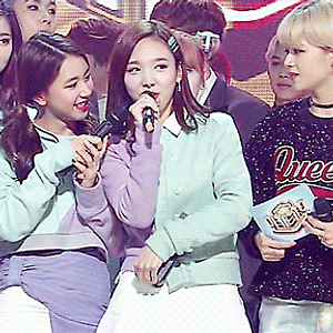 161113 인기가요 1위 나연 움짤 - 1p