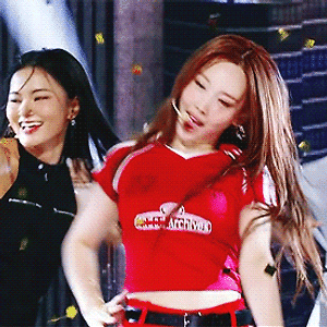 240624 인기가요 ABCD 무대 나연 움짤 - 7p