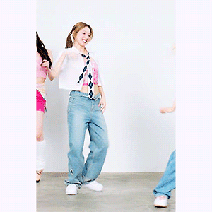 220830 TWICE "Talk that Talk" 1 to 10 Dance 나연 움짤 - 1p