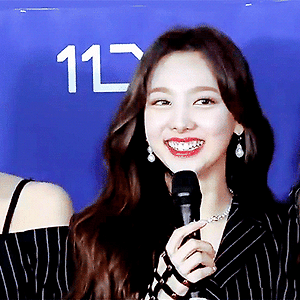 190428 광주 슈퍼콘서트 포토세션 나연 움짤 - 1p