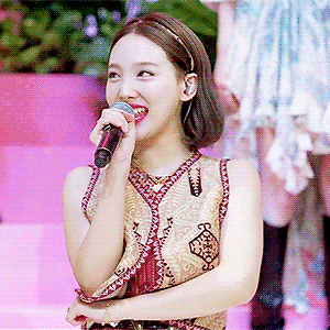 200601 MORE & MORE SPECIAL LIVE 나연 움짤 - 13p