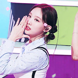 220826 뮤직뱅크 Talk that Talk 얼빡직캠 나연 움짤 - 2p