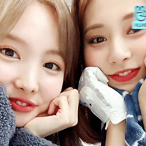 220207 🦋💜🦋 V LIVE 나연 움짤 - 2p