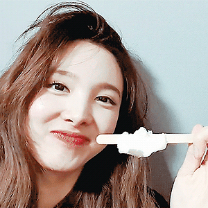 191211 아이스크림 V LIVE 나연 움짤 - 15p