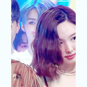 200614 인기가요 MORE & MORE, 1위 나연 움짤 - 5p
