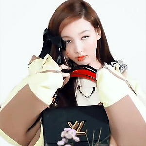 210928 ELLE Korea 인스타그램 나연 움짤 - 1p