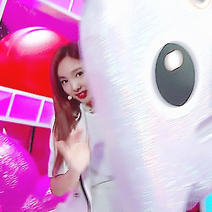 170521 인기가요 SIGNAL 나연 움짤 - 7p