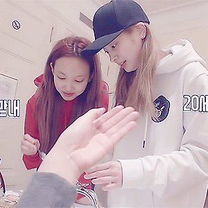 170524 TWICE TV5 -TWICE in SWITZERLAND- EP.2 나연 움짤 - 2p