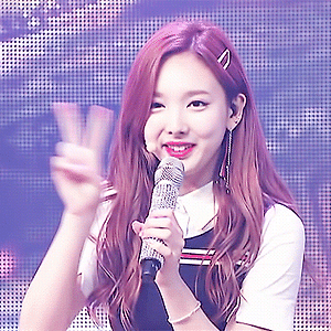170515 TWICE SHOWCASE #4 SIGNAL V 나연 움짤 - 15p