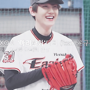[GIF] 마리한화데이 야구 시구 백현 BAEKHYUN