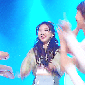 170312 인기가요 KNOCK KNOCK, 1위 나연 움짤 - 8p