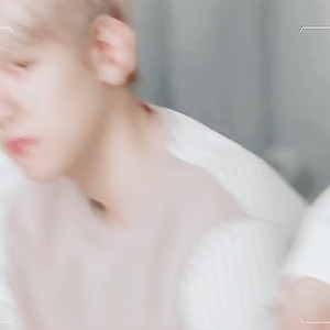 [GIF] 180718 LOTTE DUTY FREE Behind the scenes with EXO 백현 BAEKHYUN