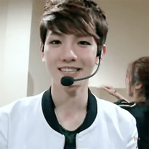 [GIF] 180408 엑소 공식계정 6주년 백현 BAEKHYUN
