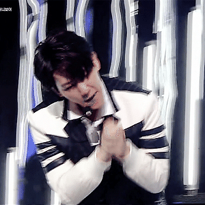 [GIF] 170910 인기가요 POWER 백현 BAEKHYUN