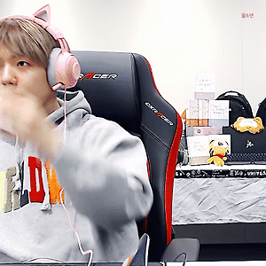 [GIF] 181010 SM슈퍼셀럽리그 배그 백현 BAEKHYUN