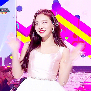 180629 뮤직뱅크 What is Love? 나연 움짤 - 11p