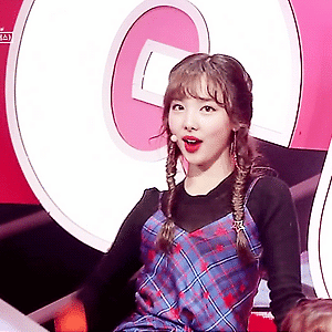 171105 인기가요 LIKEY 나연 움짤 - 16p
