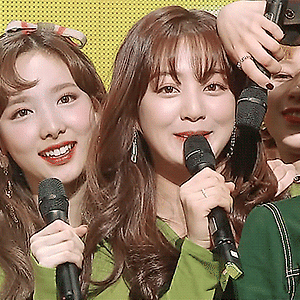 171119 인기가요 LIKEY, 1위 나연 움짤 - 3p