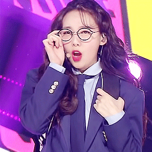 180429 인기가요 What is Love? 나연 움짤 - 7p