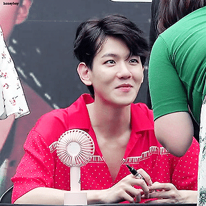 [GIF] 170813 신촌 팬싸인회 백현 BAEKHYUN (cr.kyoongmagazine)