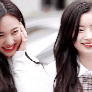180413 뮤직뱅크 출근 나연 움짤 - 2p