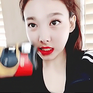 180702 헐크 V LIVE (3) 나연 움짤 - 29p