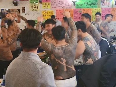 혐) 하얏트호텔서 문신활보·난동 수노아파 39명 기소