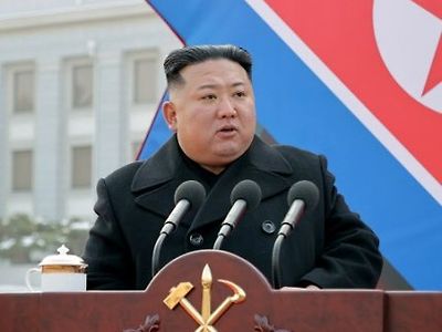 김정은 : "핵탄 보유량 기하급수적으로 늘려라"