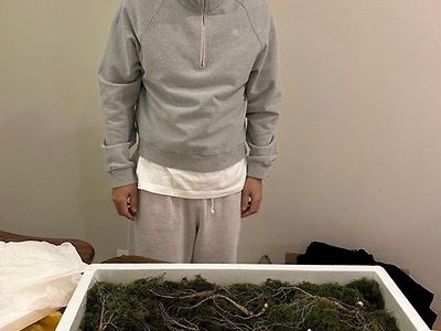 아이유의 선물에 놀라는 장첸 짤....JPG