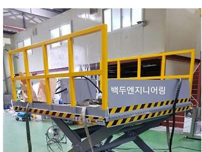노가다 공사장에서 알몸으로 발견된.....jpg