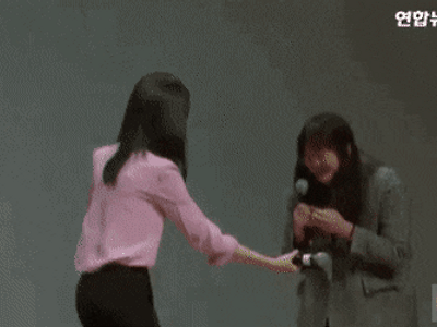 윤아가 안아주려하는데 자꾸 도망가는 팬.gif7