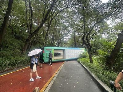 오늘 서울 남산에서 버스 전복됨 ㄷㄷ