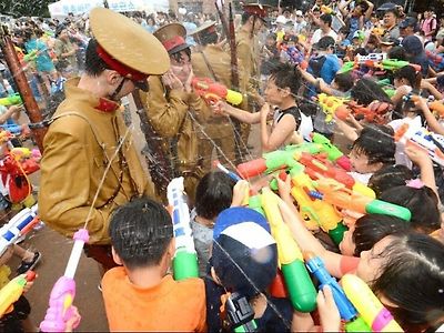 광복절에 일본 순사 코스프레하는 사람들 ㄷㄷ