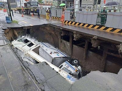 부산 사상구 땅꺼짐으로 차량 2대 매몰