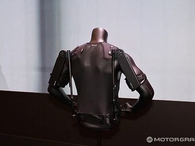 현기차, 생산라인 노동자들의 웨어블 로봇 공개