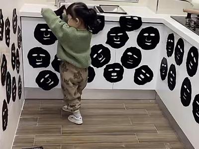 새로운 장난감을 발견한 딸