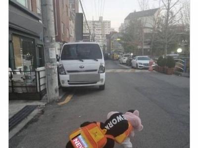 건너편에서 차가 오는지 보는 애기들.jpg