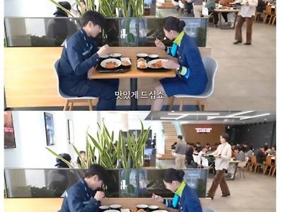 사내식당에서 만나 서로 누나 오빠하는 정비사와 승무원.JPG