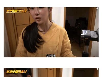 딘딘네 집에서 CD을 발견한 조현영.jpg