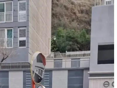 어느 아파트의 경고 스타일