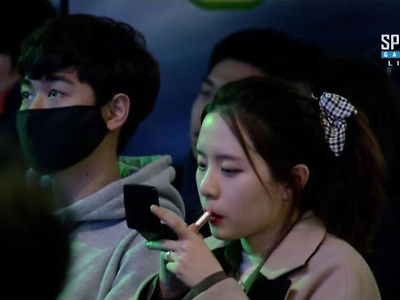 옆에 예쁘신분은 여자친구 맞죠??.jpg