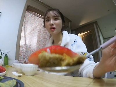 딸기를 밥반찬으로 먹는 윤태진.gif