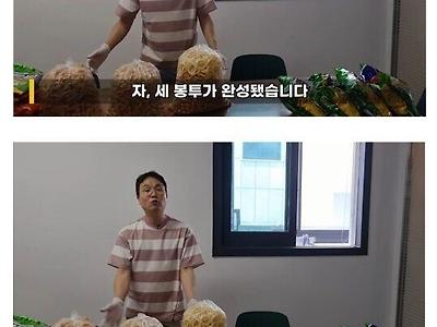 옛날 과자와 마트 과자를 비교해본 유튜버